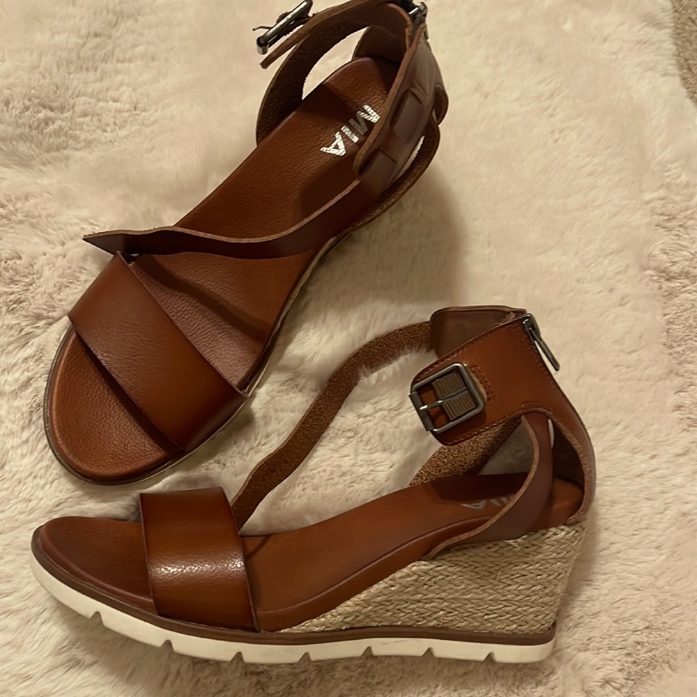 Brand New MIA Size 9 Brown Wedge Platform Sandals